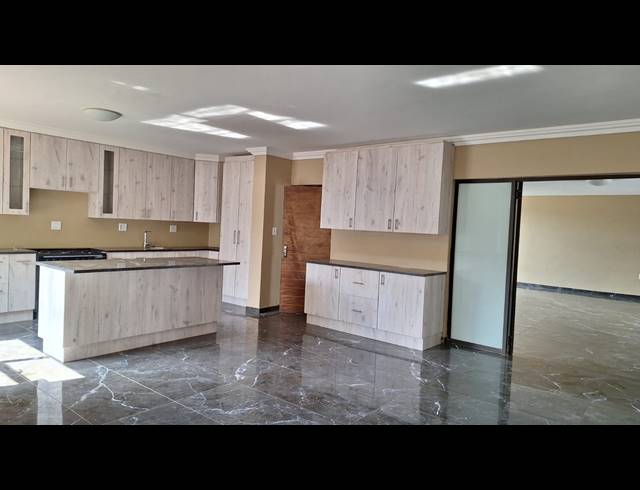 6 BEDROOM HOUSE FOR SALE IN RIVERSDALE